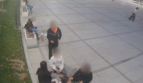 Kirlettikleri parkı, süpürge ve küreklerle temizlediler