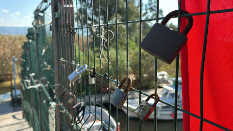 NASA'nın paylaştığı azmakta köprü çitleri, dilek eşyalarıyla doldu