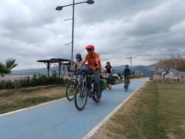 Bisikletle dünya turuna çıkan Fransız aile, İzmir'e ulaştı