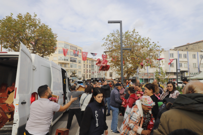 Kurtuluş gününde 'kek' izdihamı; çocuklar ezilme tehlikesi geçirdi