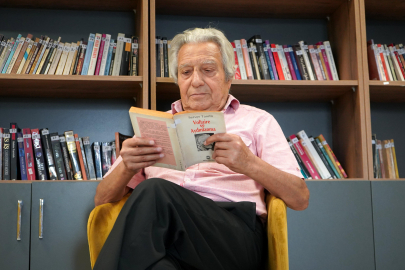 Emekli müzik öğretmeni, ünlü isimlerle biriktirdiği anılarını kitaplaştırıyor