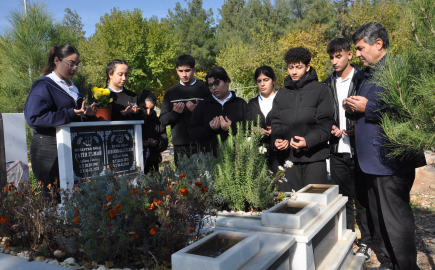 Depremde hayatını kaybeden öğretmen, mezarı başında anıldı