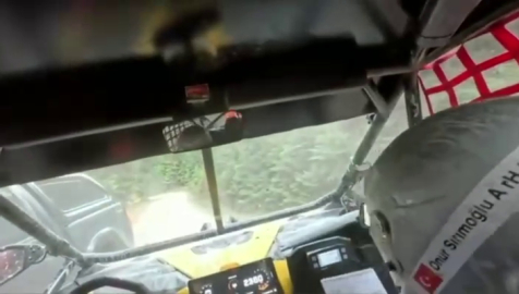 Ralli aracı, yarış alanına giren sivil kamyonetle çarpıştı; o anlar kamerada