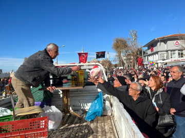 Geçit töreninde dağıtılan hediyeler için kıyasıya yarış