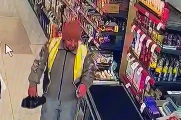 Temizlik işçisi, ayakkabılarını çıkarıp markete girdi